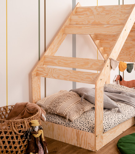 Drewniane łóżko domek MOON G z okienkiem w dachu wykonane ze sklejki sosnowej w kolorze naturalnego drewna